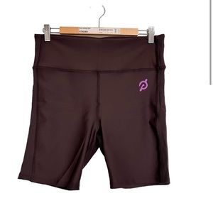 New Peloton Show Up 7” High Rise Side Rib Bike Shorts in Brown